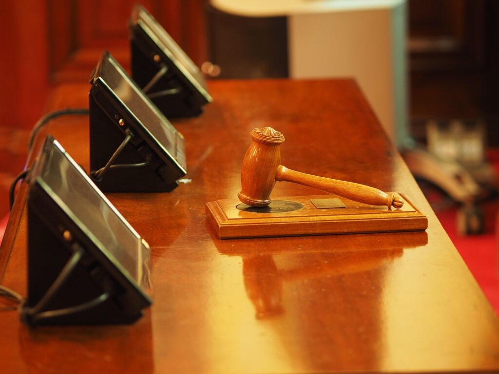 Pulpit stołu sędziowskiego z drewnianym młotkiem na pierwszym planie