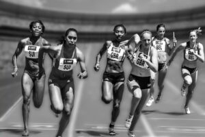 Scena z wyścigu sportowego kobiet, gdzie rywalizują białe i czarne zawodniczki. zdjęcie czarno-białe